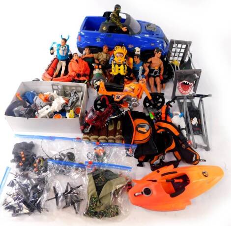 Action Man figures, inflatable beach buggy, Arctic Explorer, and further accessories, etc. (a quantity)