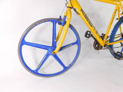 A British Eagle Kestin yellow and blue mountain bike, with 26" aluminium wheels, and 21 gears, Vuelta saddle. - 3