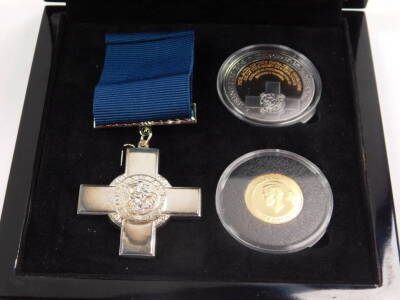 A Bradford Exchange George Cross gold and silver proof set, comprising a replica George Cross medal., 9ct gold Elizabeth II double crown, and a silver crown, boxed with certificate. - 3