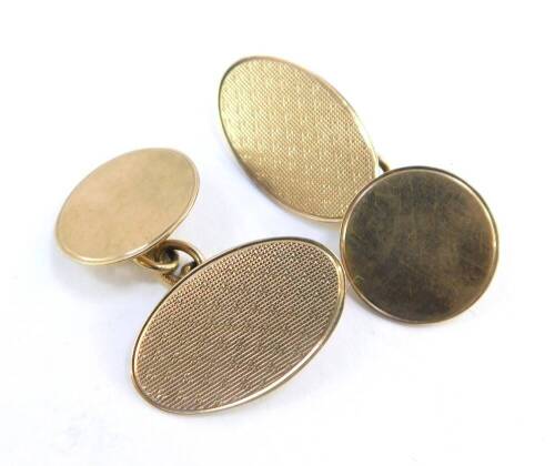 A pair of 9ct gold oval and circular chain link cuff links, with engine turned decoration, 4.6g.