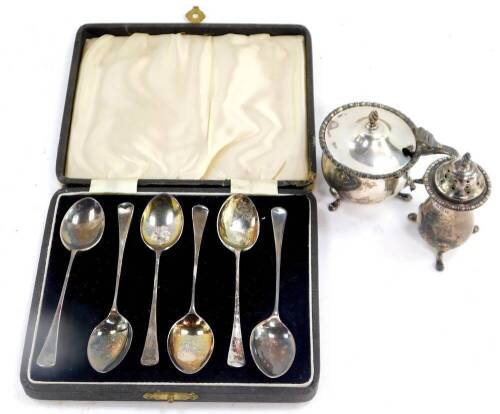 A set of six George V silver coffee spoons, cased, Birmingham 1931., together with a silver mustard pot, with blue glass liner, and pepperette, Birmingham 1922/23., 4.57oz.