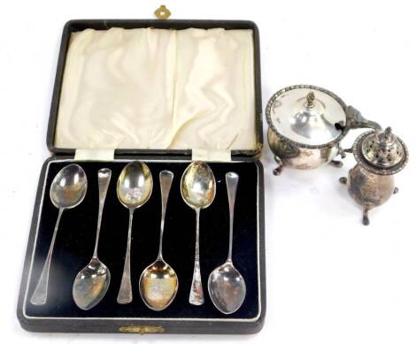 A set of six George V silver coffee spoons, cased, Birmingham 1931., together with a silver mustard pot, with blue glass liner, and pepperette, Birmingham 1922/23., 4.57oz.