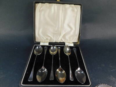 A set of six George V silver coffee spoons, cased, Birmingham 1931., together with a silver mustard pot, with blue glass liner, and pepperette, Birmingham 1922/23., 4.57oz. - 2