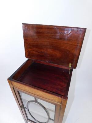 An Edwardian mahogany and inlaid display cabinet, the domed back with paterae inlay, over a glazed door enclosing two shelves, raised on tapering square legs, brass capped on castors, 122cm high, 50.5cm wide, 41cm deep. - 3