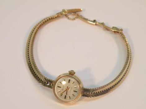 An Accurist lady's wrist watch with 9ct. gold metal
