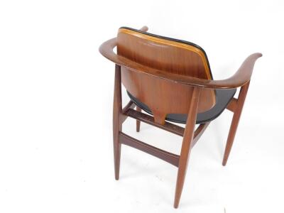 An Elliotts of Newbury (EON) mid century teak carver chair, upholstered in black vinyl. - 3