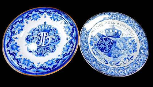 A Delft ware blue and white charger, commemorating the Silver Jubilee of HM Queen Wilhelemina, Queen of The Netherlands 1923, decorated with Coats of Arms beneath a crown with motto 'Je Maintiendrai Dispereert Niet', within a floral border, 34.5cm diamete