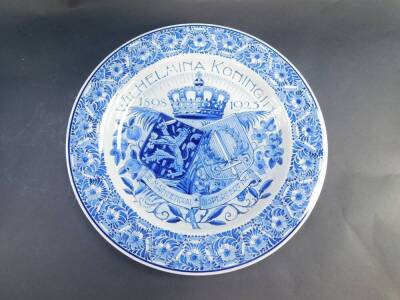 A Delft ware blue and white charger, commemorating the Silver Jubilee of HM Queen Wilhelemina, Queen of The Netherlands 1923, decorated with Coats of Arms beneath a crown with motto 'Je Maintiendrai Dispereert Niet', within a floral border, 34.5cm diamete - 2