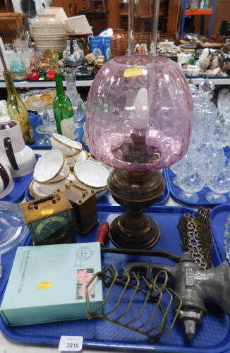 Bygones and collectables, including a Harper mincer, 25cm diameter, a brass oil lamp with pink glass shade, a Metamec Quartz mantel clock, another mantel clock, etc. (1 tray)