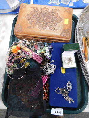 Costume jewellery and effects, to include bracelets, necklaces, together with jewellery box. (1 tray)