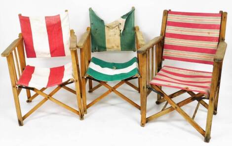 Three vintage deck chairs, two red striped, one green striped. (AF)