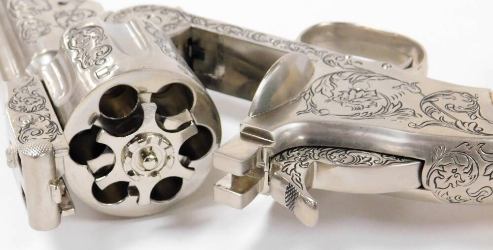 Wyatt Earp 44 Revolver エングレービング装飾　観賞用 The Wyatt Earp .44 Revolver by The Franklin Mint W/ Display