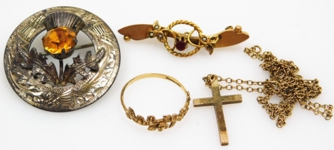 A small group of jewellery and effects, comprising 9ct gold crucifix pendant and chair, 9ct gold floral dress ring, 9ct gold bar brooch, 6.1g all in, and a celtic brooch. (4)