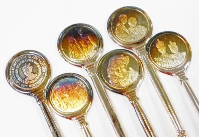 A cased set of six The Queen Mothers 90th birthday commemorative teaspoons, with circular tops shaped stems and plain bowls, silver plated on pure silver, contained 5 microns of pure silver, the case 15cm wide. - 2