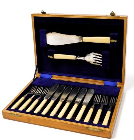 A bone and silver plated six piece fish serving set, with six individual place settings and large fish serves, in a teak case.