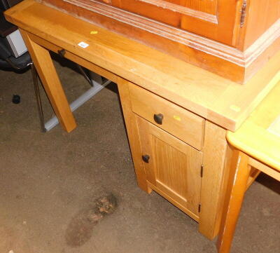 An oak office desk, with pull out keyboard drawer and pedestal with single drawer and cupboard base, 80cm high, 109cm wide, 65cm deep.