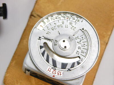 Two Leica-meters, MR and a vintage Leica-meter 3, with original instruction booklet. (2) - 3