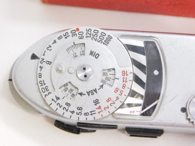 Two Leica-meters, MR and a vintage Leica-meter 3, with original instruction booklet. (2) - 5