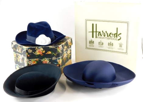 A quantity of vintage hats, to include one example retailed by Harrods.