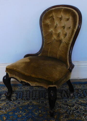 A Victorian mahogany spoonback nursing chair, with button back and square fore legs.