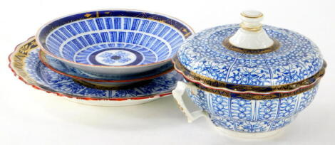 An 18thC Worcester Flight Royal Lily pattern two handled bowl, and cover with stand and a matching plate, bowl, etc., (AF)