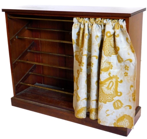 An Edwardian mahogany freestanding bookcase, of rectangular form with open front set with horizontal bronze sections on a stepped block base, 79cm high, 100cm wide, 34cm deep.