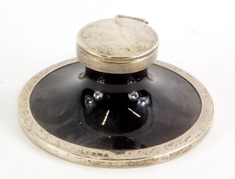 An Edwardian silver and tortoise shell finish capstan inkwell, of circular form with hinged lid and plain centre, Birmingham 1909, 10cm diameter.