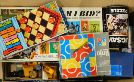 Various vintage board games, games, jigsaws, etc., to include 1200 piece jigsaw puzzle in cylinder box, 23cm high, Linjo, draughts, etc., (a quantity).