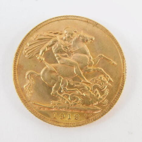 A George V gold sovereign 1913, 8.0g.