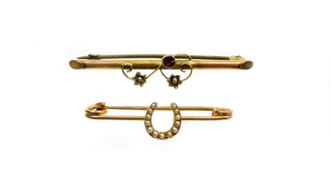Two bar brooches, to include a small bar brooch with horse shoe central motif set with seed pearls, yellow metal, unmarked, 3.5cm wide, 1.2g, together with an Edwardian garnet and seed pearl set bar brooch, 4cm wide, 1.1g. (2)