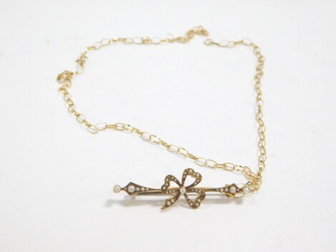 An Edwardian 15ct gold and seed pearl set bar brooch, 3.3g, together with a 9ct gold belcher link neck chain, 1.7g. (2)