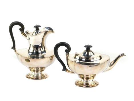 A Mappin & Webb silver plated pedestal teapot, together with a covered hot water jug. (2)