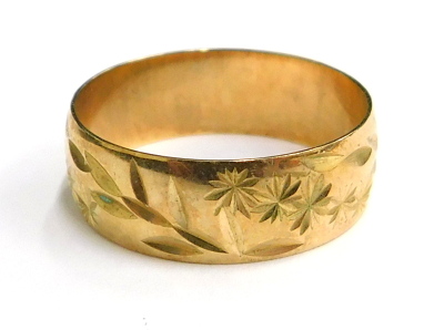 A 9ct gold wedding band, of etched design with flowers and leaves, London 1935, ring size N, 2.2g.