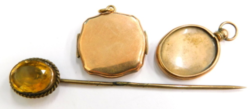 Various jewellery trinkets, to include a citrine set stick pin, a 9ct gold back and front portrait locket, and a 9ct back and front rectangular locket. (3)