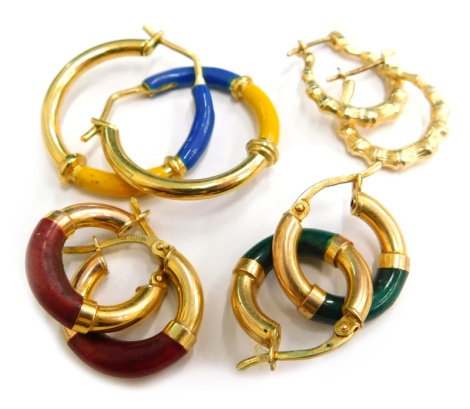 Four pairs of earrings, to include two pairs of 9ct gold small hoop earrings, each with a coloured design base, one green, one red, in 9ct hoops, a pair of 9ct gold pleated design hoops, stamped 375, 4.6g, and another unmarked pair with blue and yellow en