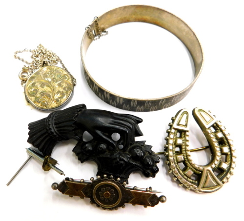 Various silver and other jewellery, to include a Victorian silver bar brooch, with applied silver decoration, a silver locket on silver plated chain, a horseshoe brooch, a modern silver bangle, with maker's stamp M P, and a Bakelite brooch (a quantity).