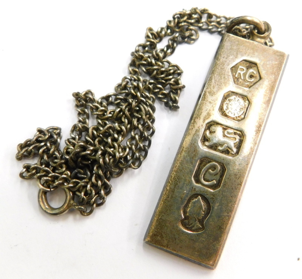 A silver Jubilee ingot pendant, Sheffield 1977, and a chain, 21.3g all in.