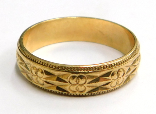 A 9ct gold wedding band, with two row etched design, bearing engraving 5-M 789P, London 1915, ring size Q, 3.3g.