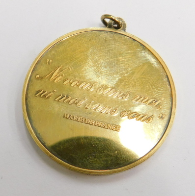 A silver gilt French love token, with two doves and inscription "in vous sans moi, ni moi sans vous" with pendant loop, 3cm wide, 14.2g. - 2