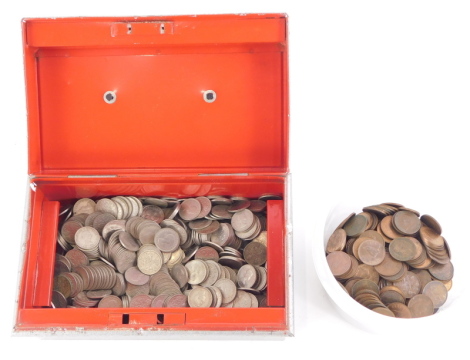 Approximately six hundred sixpence coins and four hundred farthings.