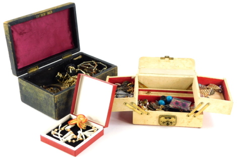 Two jewellery boxes and contents of costume jewellery, comprising clip on earrings, brooches, screw on earrings, etc. (2 boxes)