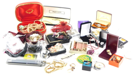 A large group of modern costume jewellery, brooches, earrings, dress jewellery, pendants, etc. (1 tray)