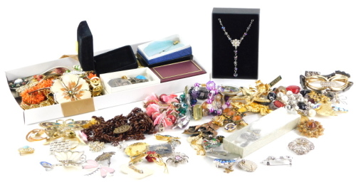 Various modern costume jewellery and effects, to include brooches, scarf clips, hat pins, peacock brooch, modern cameo, etc. (a quantity)