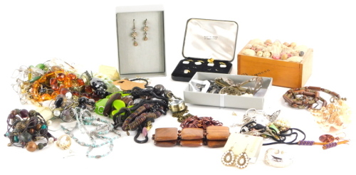 Various costume jewellery and effects, to include tie studs by Austin Read, wooden beaded necklaces, silver plated bracelets, earrings, compacts, faux pearl necklaces, etc. (1 tray)