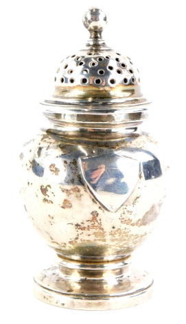 A George III silver globular pounce pot, with a turned finial and dome foot, London 1790, 2¼oz, 9cm high.