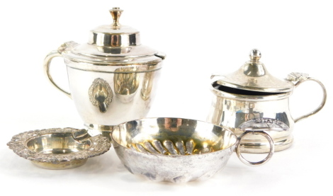 A collection of small silver, white metal and silver plated items, to include a small mustard pot with blue glass liner and horn base, silver plated mustard pot, a plated wine taster and a continental miniature ash tray stamped 900. (4)