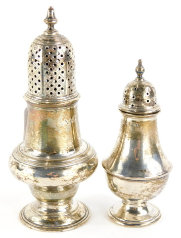 A William IV silver baluster shaped sugar castor, on a domed foot, London 1836, and a small castor, 3¾oz. (2)