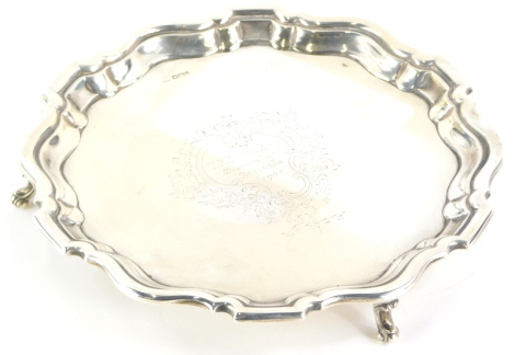 An Edwardian silver salver, with piecrust border, engraved T P Keanan, presented by Refugees 1902, Sheffield 1900, 16¾oz, 24.5cm diameter.