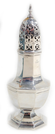 An Elizabeth II silver baluster shaped pepper pot, on four feet, London 1981, 1¼oz.