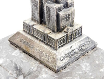 An Art Deco cigarette dispensing desk stand, formed with a cast spelter model of the Empire State Building New York on a black marble base, 19cm high, 22cm wide. - 5